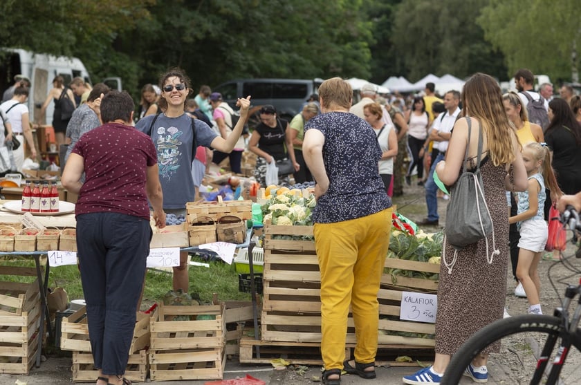 Targowisko na Młynie Sułkowice we Wrocławiu w każdą niedzielę przyciąga tłumy kupujących i sprzedających