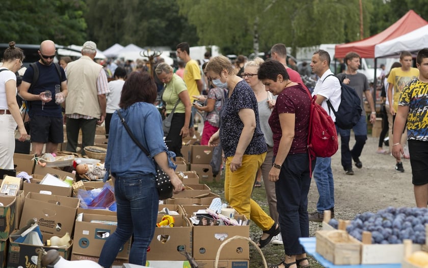 Targowisko na Młynie Sułkowice we Wrocławiu w każdą niedzielę przyciąga tłumy kupujących i sprzedających
