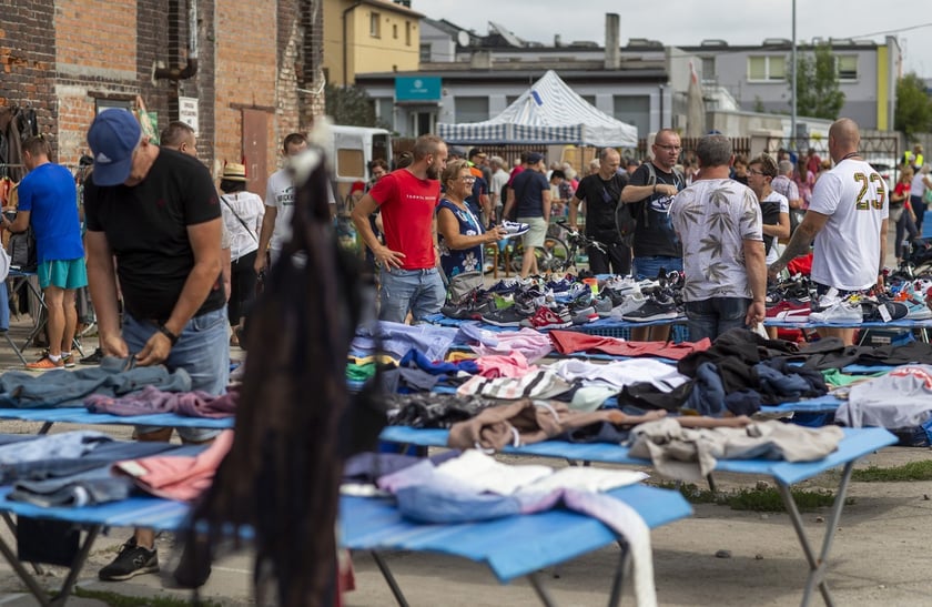 Targowisko na Młynie Sułkowice we Wrocławiu w każdą niedzielę przyciąga tłumy kupujących i sprzedających