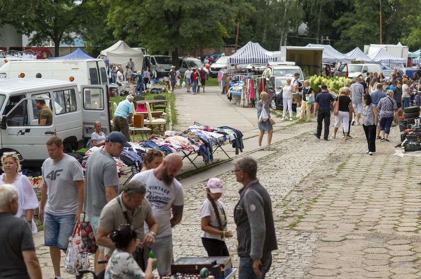 Targowisko na Młynie Sułkowice we Wrocławiu w każdą niedzielę przyciąga tłumy kupujących i sprzedających