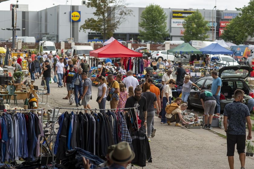 Targowisko na Młynie Sułkowice we Wrocławiu w każdą niedzielę przyciąga tłumy kupujących i sprzedających