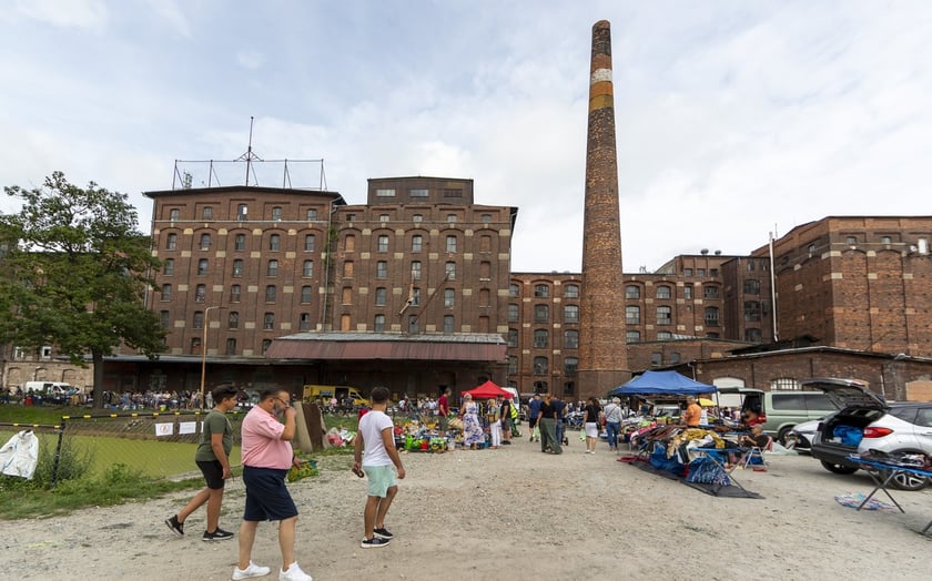 Targowisko na Młynie Sułkowice we Wrocławiu w każdą niedzielę przyciąga tłumy kupujących i sprzedających