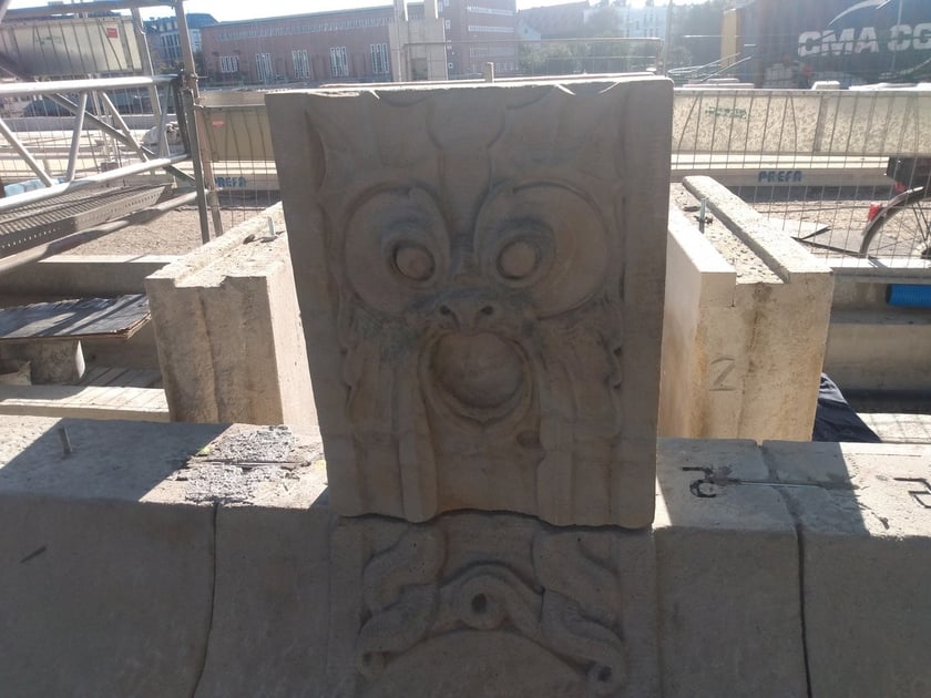 Architektoniczne perełki na moście Pomorskim - rzeźby maszkaronów i nowe okna w strażnicach