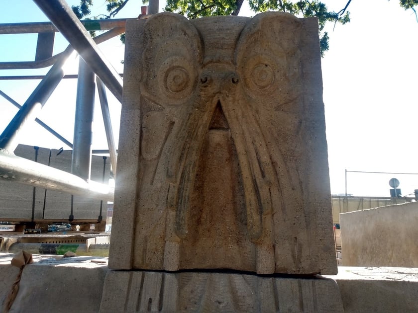 Architektoniczne perełki na moście Pomorskim - rzeźby maszkaronów i nowe okna w strażnicach