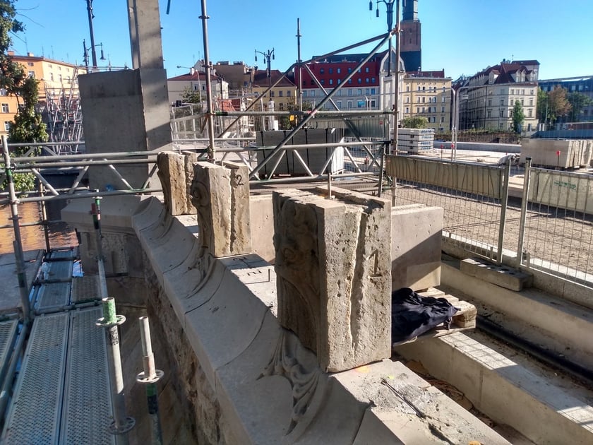 Architektoniczne perełki na moście Pomorskim - rzeźby maszkaronów i nowe okna w strażnicach