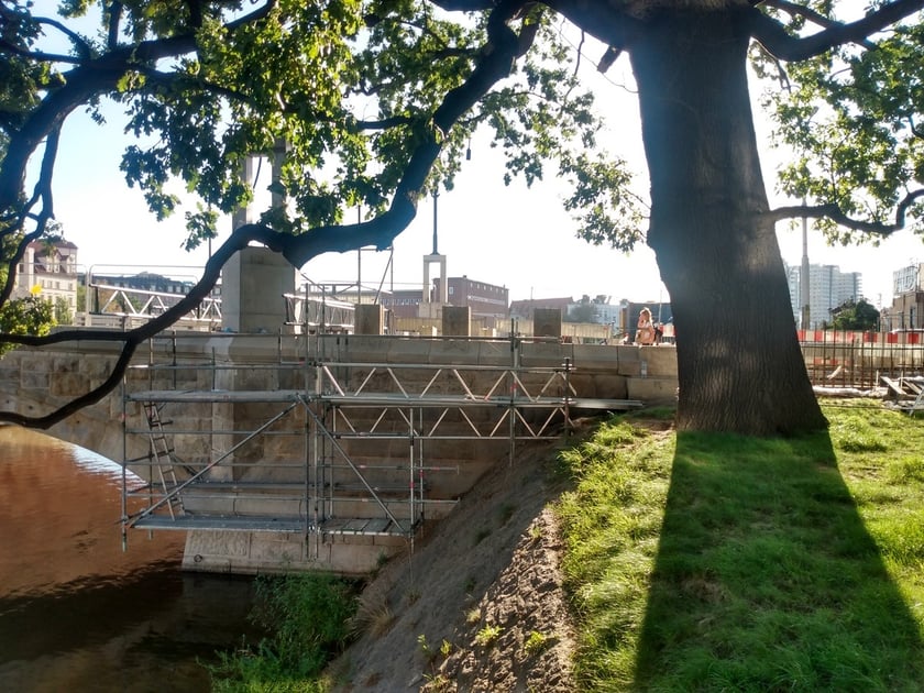 Architektoniczne perełki na moście Pomorskim - rzeźby maszkaronów i nowe okna w strażnicach