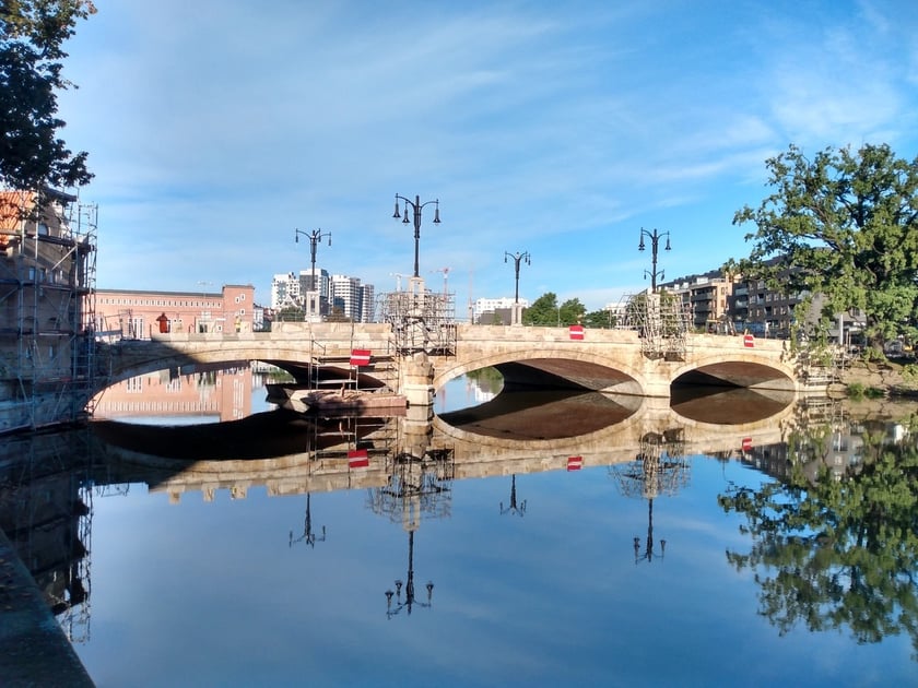 Architektoniczne perełki na moście Pomorskim - rzeźby maszkaronów i nowe okna w strażnicach