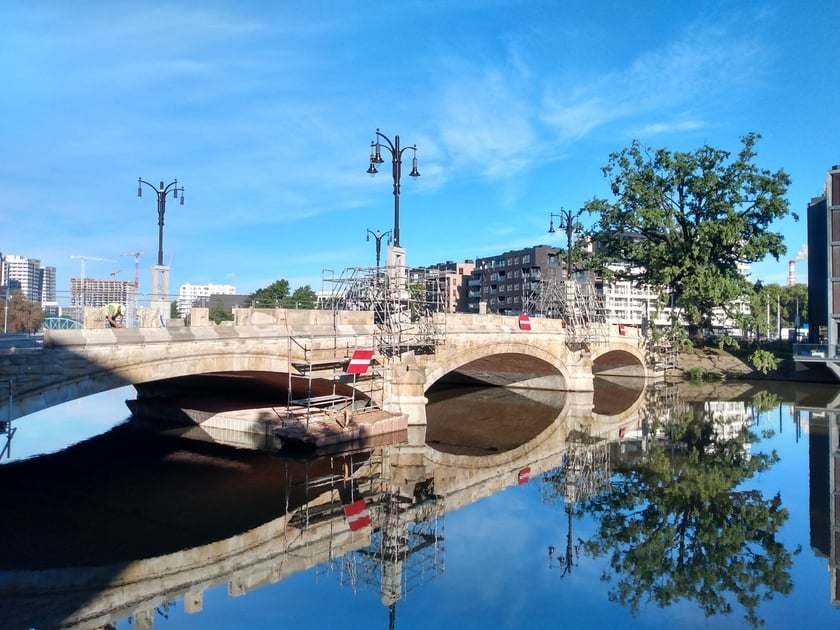 Architektoniczne perełki na moście Pomorskim - rzeźby maszkaronów i nowe okna w strażnicach