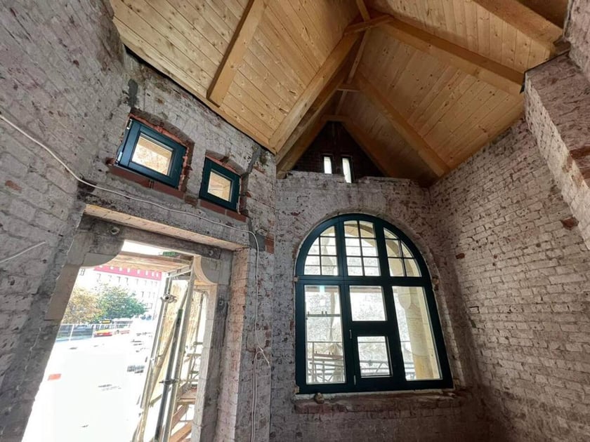 Architektoniczne perełki na moście Pomorskim - rzeźby maszkaronów i nowe okna w strażnicach