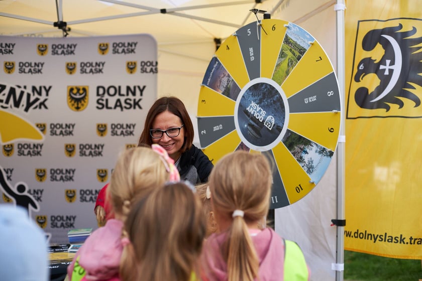 Piknik ?Bezpieczna droga do szkoły? przed Dworcem Głównym PKP we Wrocławiu