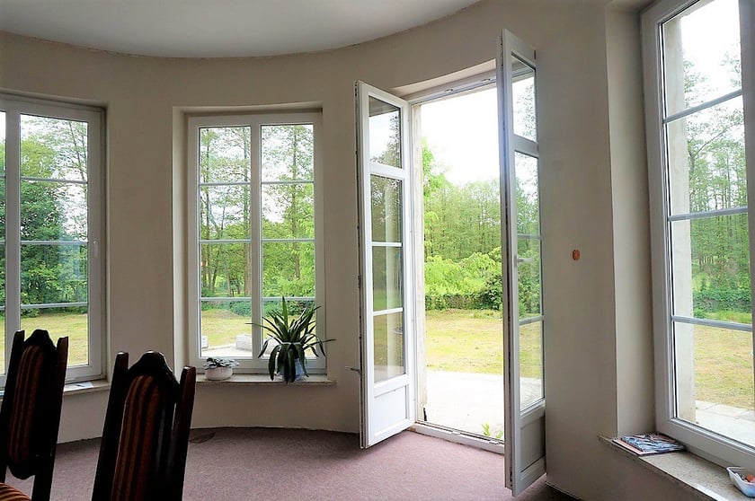 Rezydencja w Ozorowicach, gmina Wisznia Mała, powiat trzebnicki. Cena: 2 000 000 zł.  Budynek jest w trakcie prac wykończeniowych. Dworek położony jest w pięknej i cichej okolicy, graniczy z lasem i strumykiem. Nieruchomość z ogromnym potencjałem. Komunikacyjnie bardzo dobre położenie, szybki dojazd do Wrocławia - ok. 30 minut samochodem; istnieje możliwość dojazdu pociągiem.  Dom wolnostojący, zaprojektowany w stylu dworku z basenem wewnątrz budynku. Wybudowany został w 2014 r. Posadowiony na działce  o powierzchni 5000 m2. Otoczenie posesji przepiękne, w otoczeniu lasu. Na granicy działki płynie strumyk.   Parter: salon z wyjściem na ogród, sala telewizyjna, jadalnia z kuchnią, gabinet, łazienka, hol, pralnia, spiżarnia, dwa pomieszczenia gospodarcze, garaż i basen. Dwa tarasy, w tym jeden bardzo duży od strony salonu.  Piętro: sypialnia z łazienką i garderobą, 2 duże pokoje ze wspólnym balkonem, pokój z tarasem, pokój kąpielowy, dwie garderoby, open space o pow. 60mkw do zaadoptowania ( stan deweloperski).  Poddasze nieużytkowe. Oferta WGN Nieruchomości