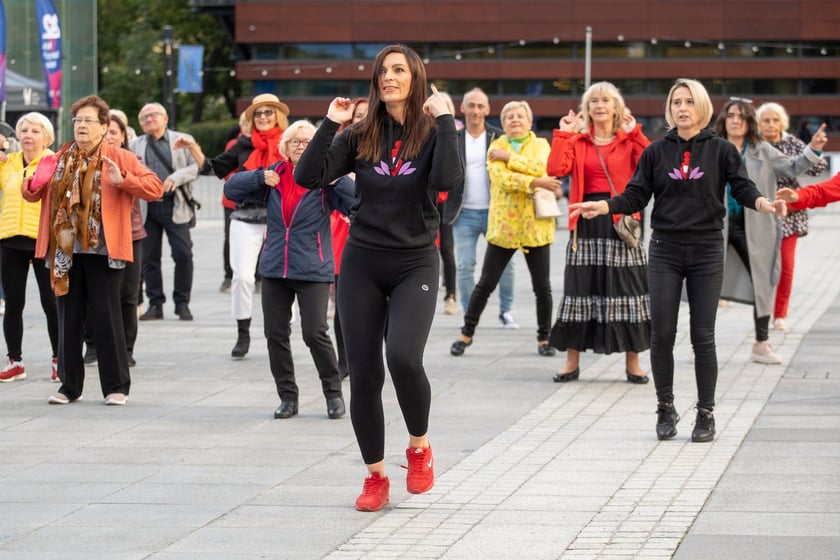 Wrocławska Potańcówka na pl. Wolności 17 września 2022 r. - na zdjęciach uczestnicy