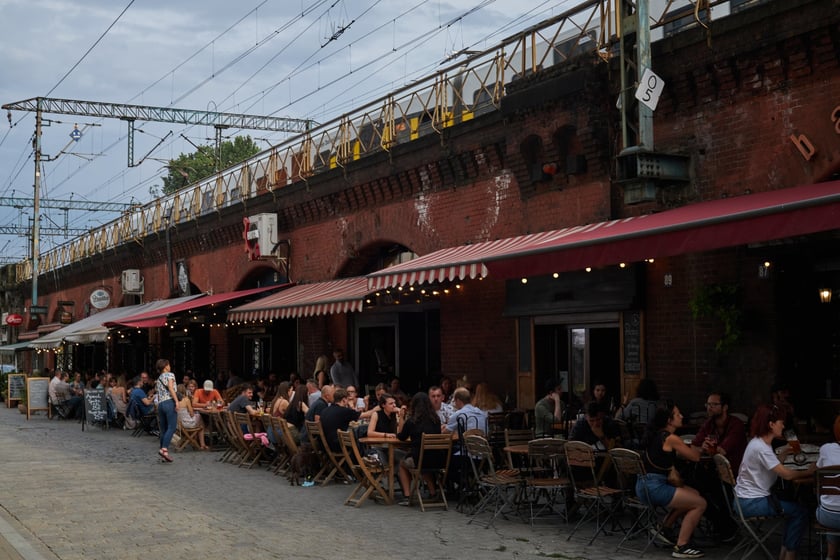 Dostałeś zaproszenie na imprezę ?pod nasypem?? Bez obaw. Nie będziesz pił herbatki na świeżym powietrzu. Chodzi o knajpki i knajpeczki, które mieszczą się przy ul. Bogusławskiego (pociągi rzeczywiście jeżdżą gościom nad głowami)