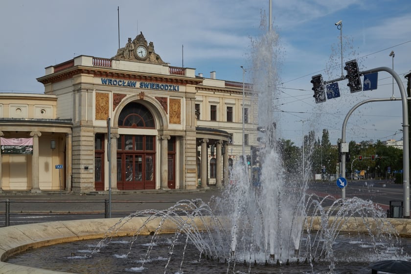 Skąd masz te spodnie? Kupiłem na Świebodzkim... Świebodzki to nie tylko dawny dworzec kolejowy w centrum miasta. To także miejsce, w którym każdej niedzieli jest mnóstwo handlarzy rozstawiających swoje kramy na terenie dawnego dworca. Na "Świebodzkim" można kupić wszystko - i ubrania, i warzywa, i owoce, i meble, i biżuterię, i elektronikę... "Kupiłem coś na Świebodzkim"  oznacza, że zrobiliśmy zakupy na targowisku na dawnym dworcu.