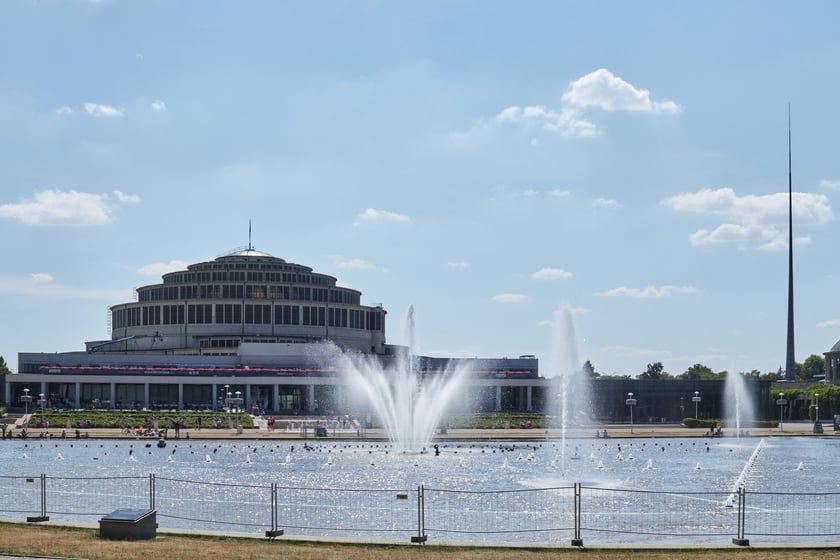 Koncert w hali, mecz w hali, wystawa w hali... Jeśli ktoś opowiada, że był na czymś "w hali", to z pewnością chodzi mu o Halę Stulecia (przez niektórych zwaną też Ludową). To jeden z symboli Wrocławia, miejsce wielu ciekawych imprez. Mieści się na ul. Wystawowej.