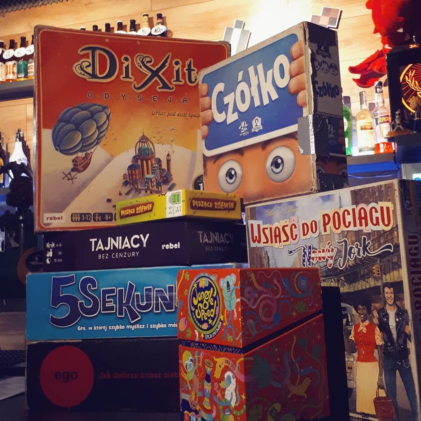 Cybermachina, ul. Szczytnicka 52, 50-382 Wrocław. Cybermachina to bar dla graczy od graczy. Możecie zagrać na konsoli, w plansz&oacute;wkę, napić się mikstury życia lub smoczego piwa. Właściciele organizują turnieje, geekowe quizy, spotkania branżowe i wiele więcej. Cybermachina powstała najpierw w Katowicach w 2013 r. Dziś taki lokal znajduje się w dziewięciu miastach w Polsce, w tym we Wrocławiu. Strona internetowa: http://cybermachina.pl/ Facebook: https://www.facebook.com/CybermachinaWroclaw