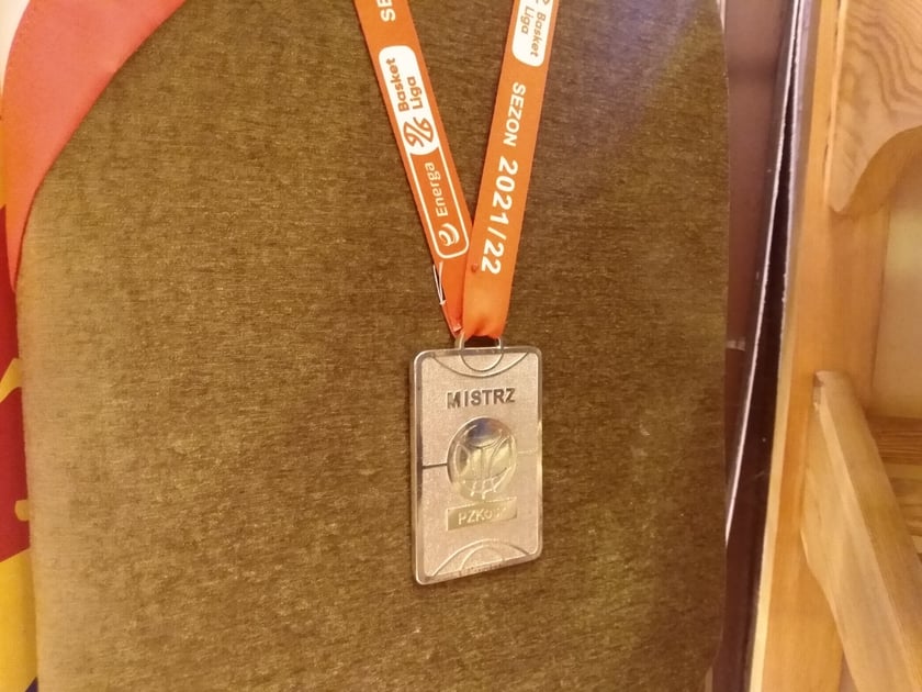 Medal za zdobycie mistrzostwa Polski w koszykówce, oprócz zawodników i trenerów, dostał też Szoku