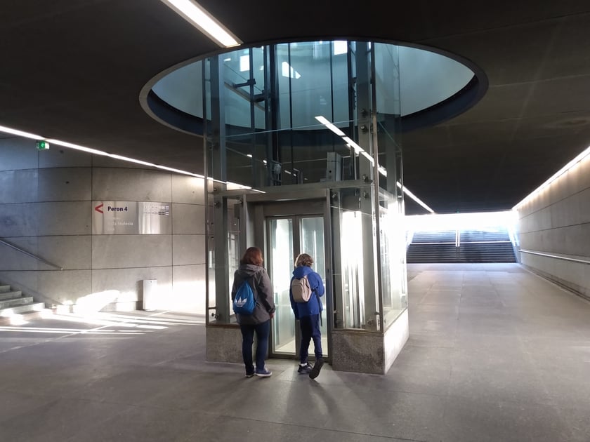 Działające obecnie na rondzie Reagana windy wożą ludzi od 2008 roku