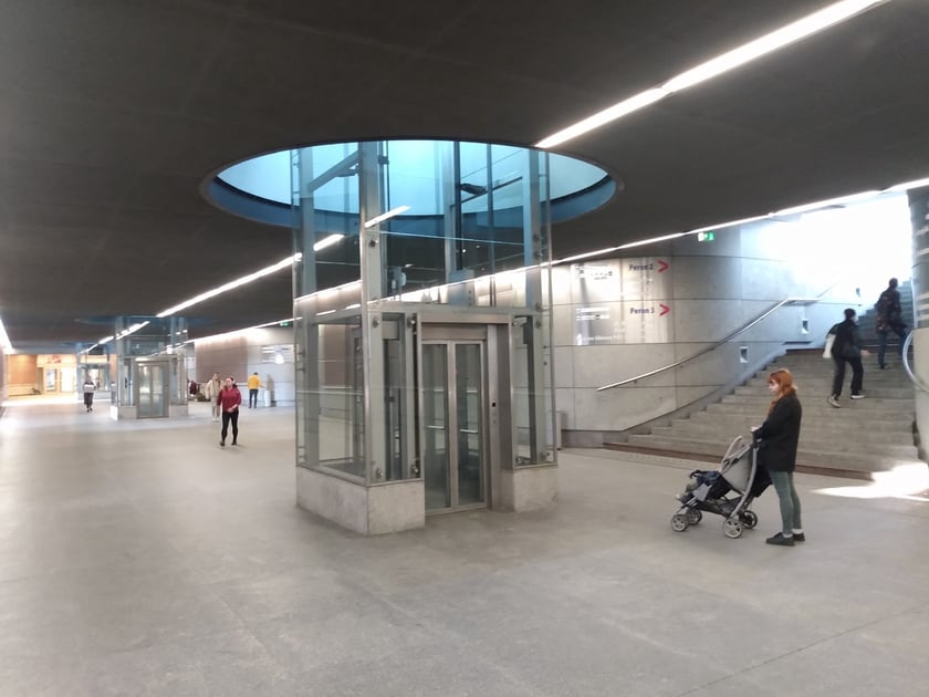 Działające obecnie na rondzie Reagana windy wożą ludzi od 2008 roku