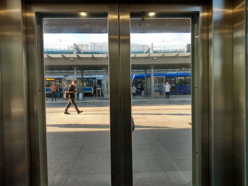 Działające obecnie na rondzie Reagana windy wożą ludzi od 2008 roku