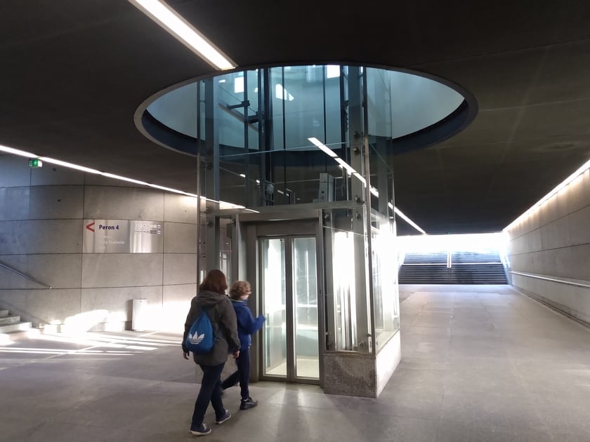 Działające obecnie na rondzie Reagana windy wożą ludzi od 2008 roku