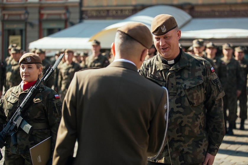 Na zdjęciu żołnierki i żołnierze Wojsk Obrony Terytorialnej we Wrocławiu