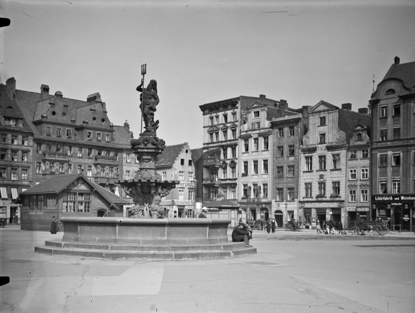 Fontanna Neptuna na pl. Nowy Targ przed 1945 rokiem