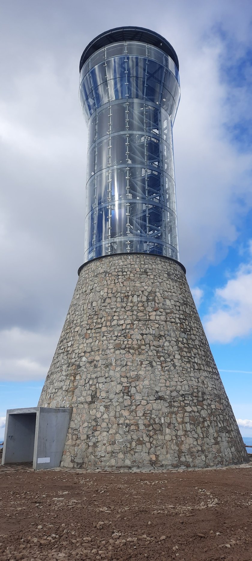 Z wieży na Śnieżniku są piękne widoki na całą okolicę