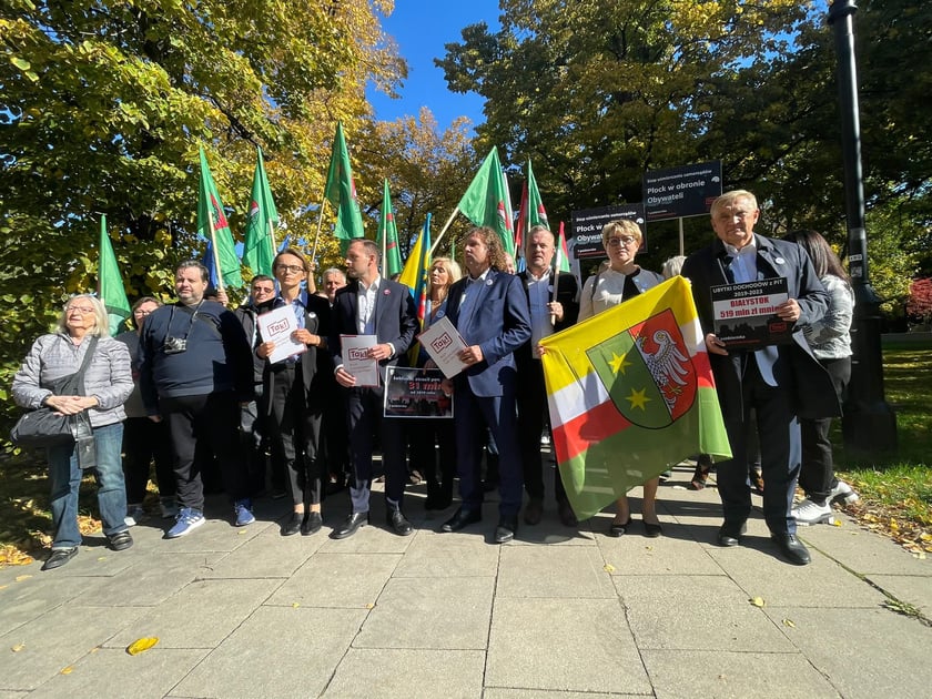 W Warszawie, przed Kancelarią Premiera samorządowcy z całej Polski zorganizowali wielki protest pod hasłem ?Tylko Ciemność?