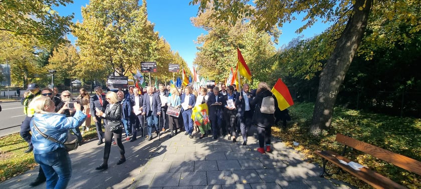 W Warszawie, przed Kancelarią Premiera samorządowcy z całej Polski zorganizowali wielki protest pod hasłem ?Tylko Ciemność?