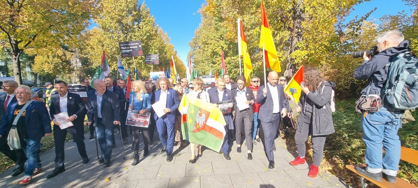 W Warszawie, przed Kancelarią Premiera samorządowcy z całej Polski zorganizowali wielki protest pod hasłem ?Tylko Ciemność?