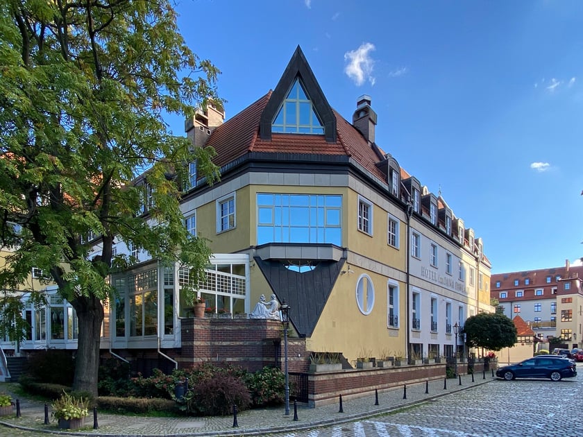 Hotel Jana Pawła II na Ostrowie Tumskim z wnętrzami postmodernistycznymi