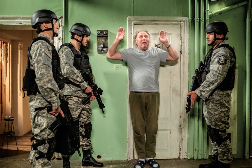 Kadr z serialu "Świat według Kiepskich". W środku Andrzej Grabowski