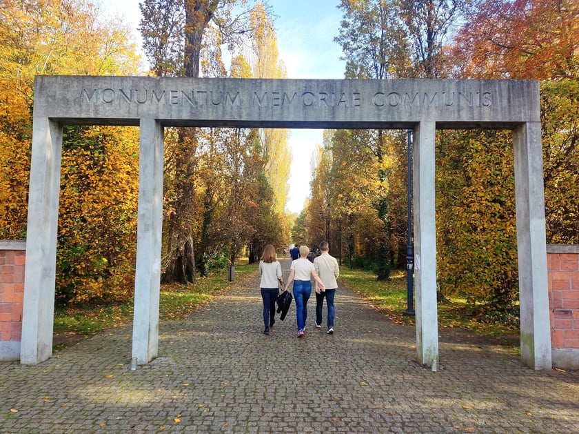 Park Grabiszyński i aleja prowadząca do Pomnika Wspólnej Pamieci