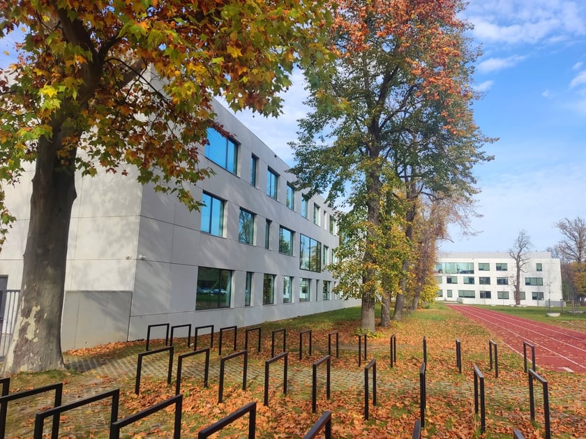 V LO przy ul. Ślężnej we Wrocławiu powstało w miejscu dawnego cmentarza