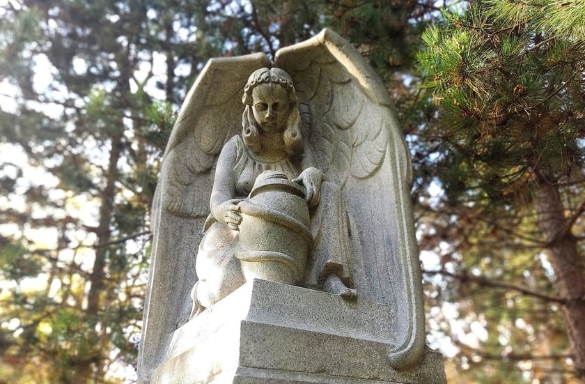 Pomnik anioła śmierci w parku Zachodnim, gdzie kiedyś był cmentarz