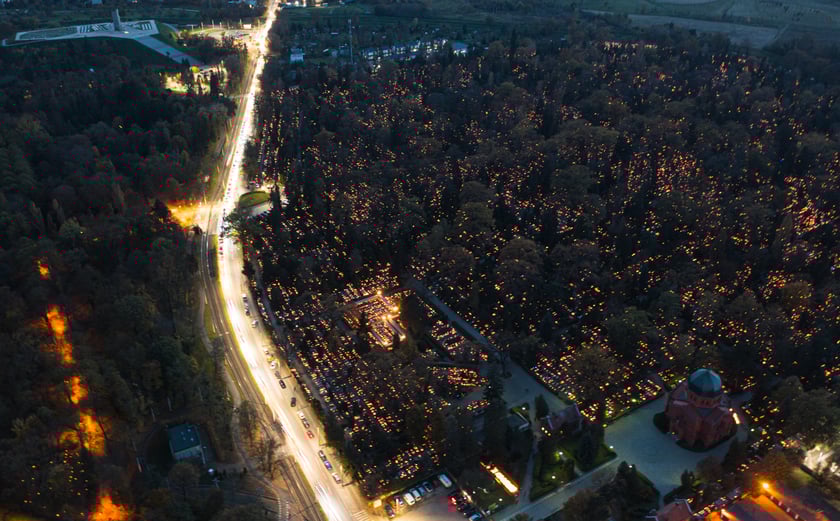 Cmentarz Grabiszyński, w Dzień Zaduszny, widziany z drona
