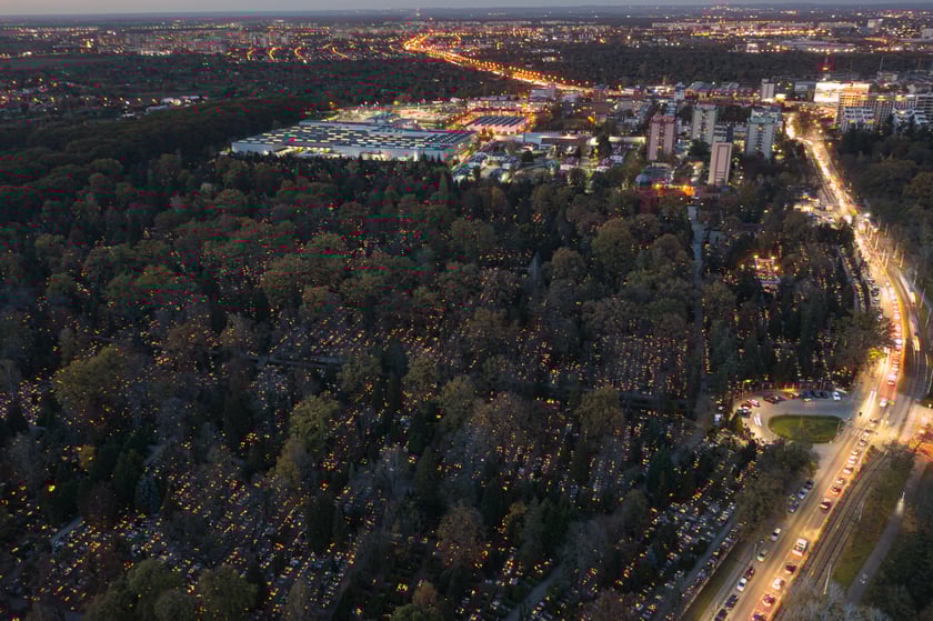 Cmentarz Grabiszyński, w Dzień Zaduszny, widziany z drona