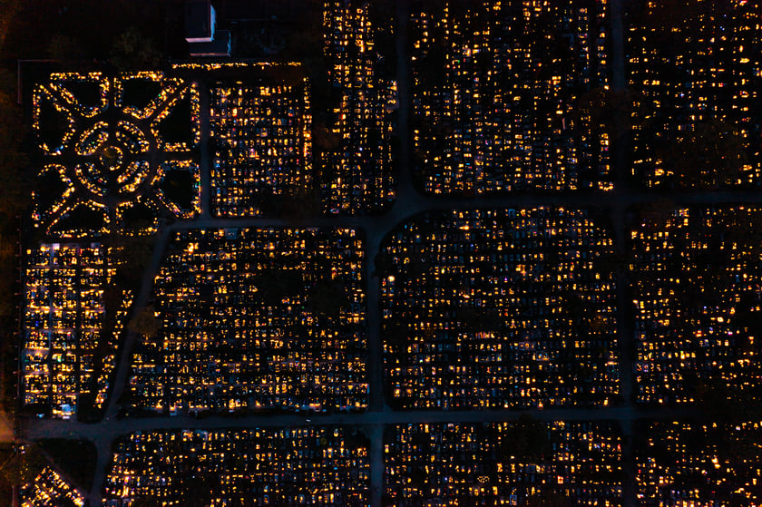 Cmentarz Osobowicki, w Dzień Zaduszny, widziany z drona