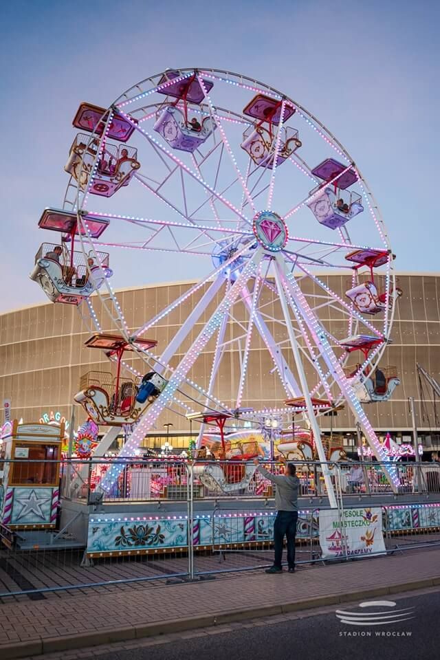 Wesołe Miasteczko przy stadionie Tarczyński Arena we Wrocławiu