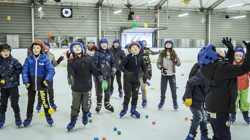 Na zdjęciu: dzieci na łyżwach