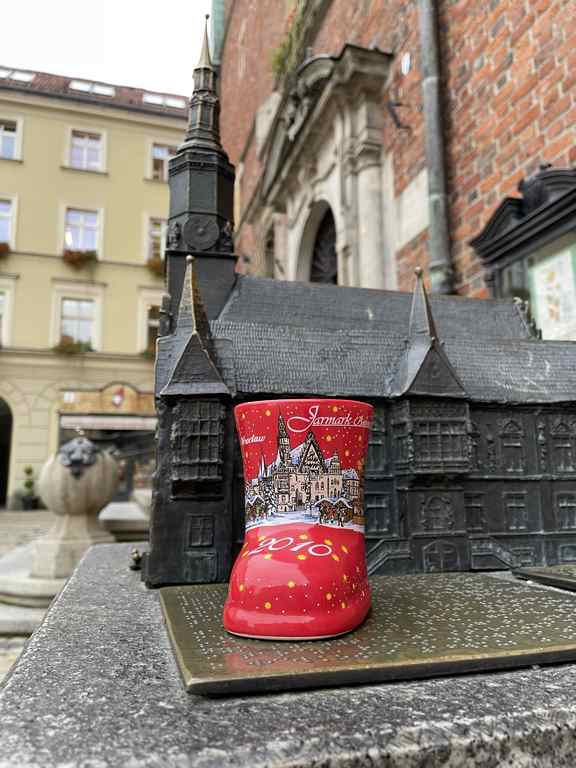 W 2010 roku kubek był czerwony z motywem świątecznego Wrocławia.