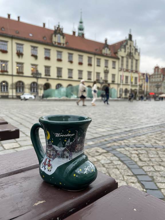 Ciemna, butelkowa zieleń prezentowała się na kubkach w 2012 roku. Piękne były, prawda?