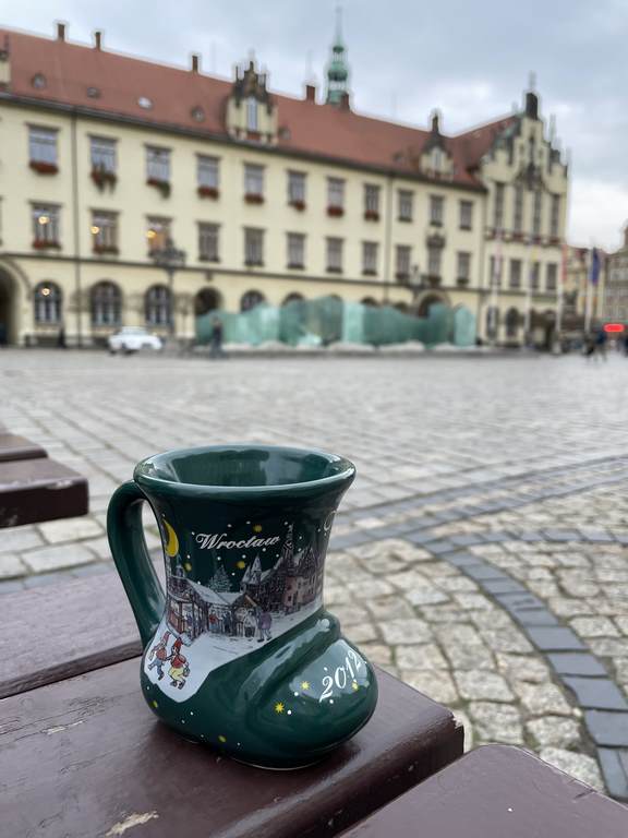 Ciemna, butelkowa zieleń prezentowała się na kubkach w 2012 roku. Piękne były, prawda?