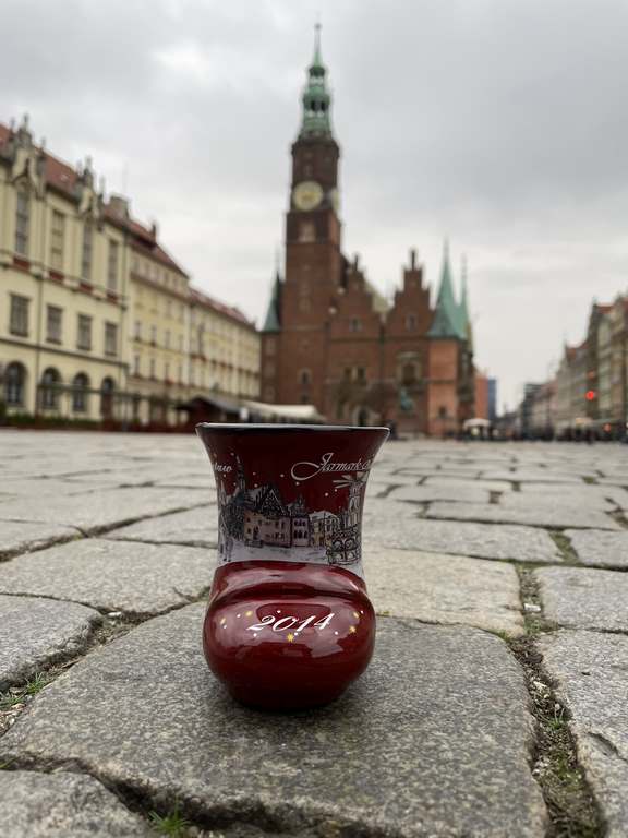 Bordowy kubek z motywem zimowego Wrocławia, tak się pięknie prezentował w 2014 roku.
