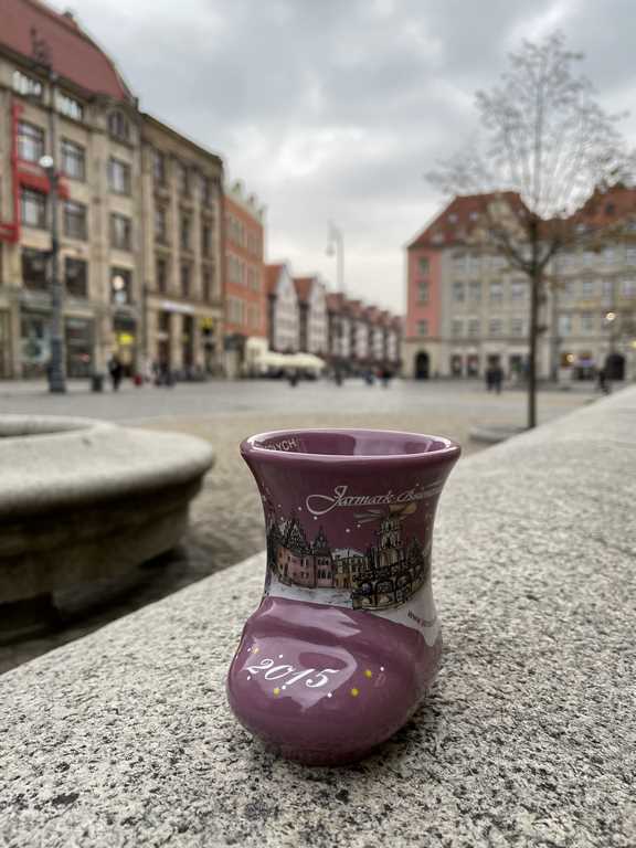 Fiolet zawładnął jarmarkowymi kubkami w 2015 roku. Buciki, tradycyjnie miały delikatny motyw świątecznego rynku we Wrocławiu.