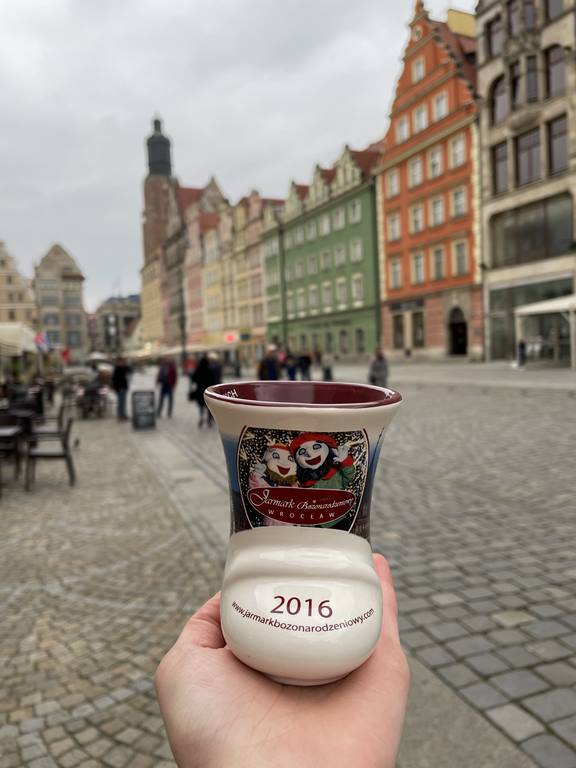 Kolejny dwukolorowy kubek pochodzi z 2016 roku. Biały na zewnątrz z wizerunkiem wrocławskich krasnali, a bordowy wewnątrz. Taki właśnie był bucik, pamiętacie?