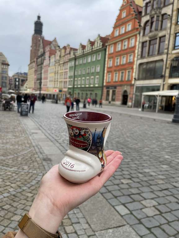 Kolejny dwukolorowy kubek pochodzi z 2016 roku. Biały na zewnątrz z wizerunkiem wrocławskich krasnali, a bordowy wewnątrz. Taki właśnie był bucik, pamiętacie?