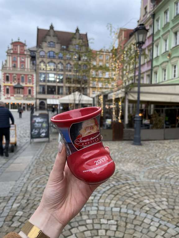 W 2017 roku "bucik" był cały czerwony i z wizerunkiem Świętego Mikołaja.