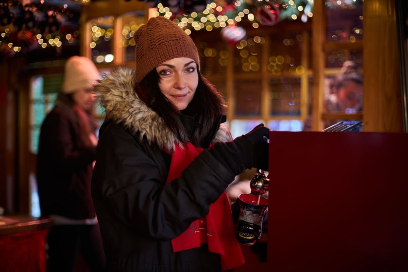 Na zdjęciu sprzedawczyni nalewająca grzańca na Jarmarku Bożonarodzeniowym 2022 we Wrocławiu